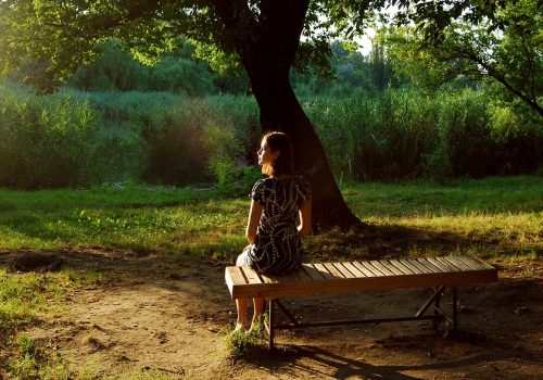 girl-waiting-1599085_1280